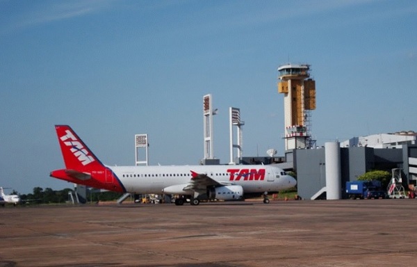 Pasajero descontrolado causa susto en vuelo