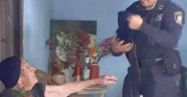 Abue de 98 años fue la mimada de la Policía