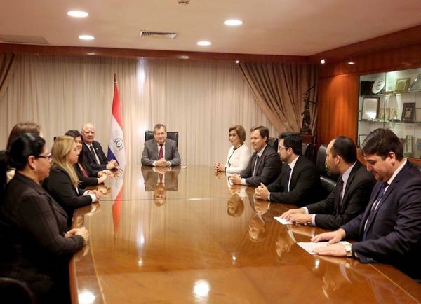 Judiciales exigen aumento salarial