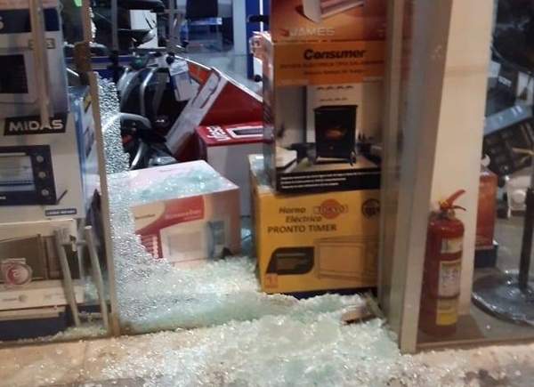 HOY / Barras de Luqueño atacaron a policías y rompieron blíndex de tienda
