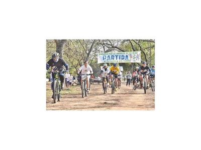 Pedalean y corren para dar alegría a los niños en su día