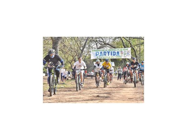 Pedalean y corren para dar alegría a los niños en su día