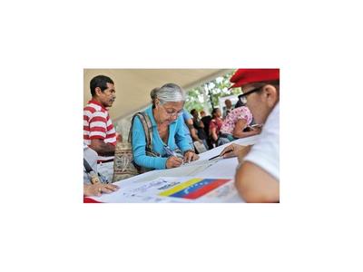 Chavistas colectan firmas contra el bloqueo de EEUU