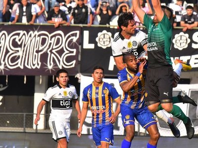 En duro juego recuperó la punta