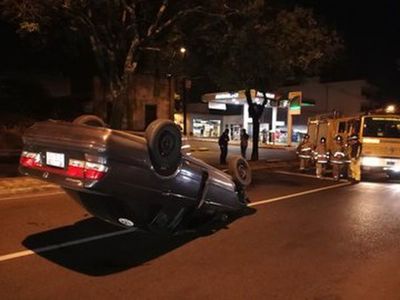 Auto volcó tras desperfecto mecánico