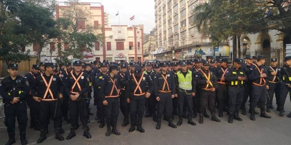 HOY / El 100 % de la policía acuartelada desde hoy, por posibles manifestaciones