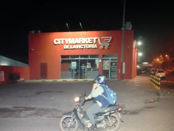 Robaron City Market y dejaron olvidada su moto