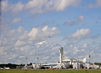 Joven intentó evitar aterrizaje de un avión en el Silvio Pettirossi