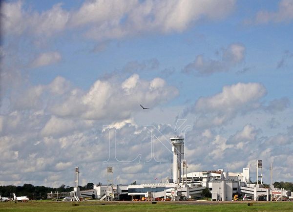 Joven intentó evitar aterrizaje de un avión en el Silvio Pettirossi