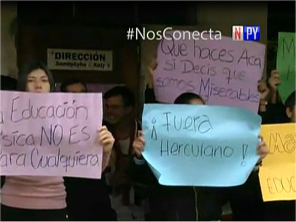 Alumnos exigen salida de director de la Escuela de Educación Física