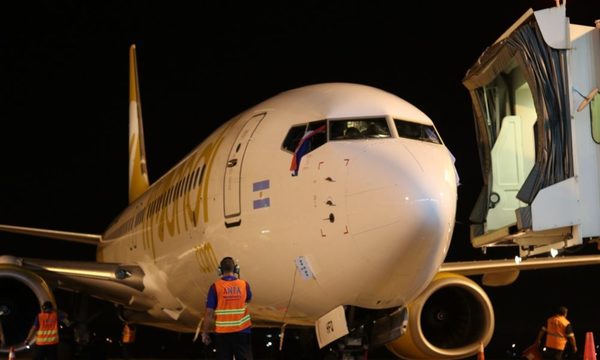 Pánico en el aire: Quiso abrir la puerta del avión en pleno vuelo y causó gran susto en pasajeros