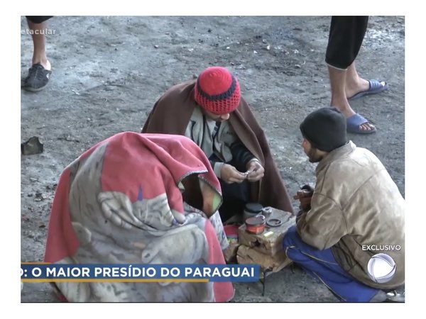 VIDEO: Graban venta y consumo de droga frente a los guardias