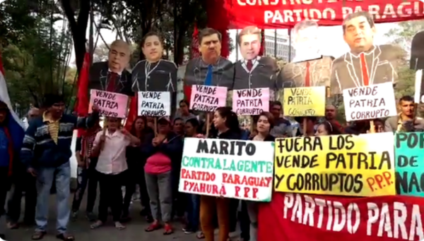 Piden salida del Ejecutivo frente al Panteón de los Héroes