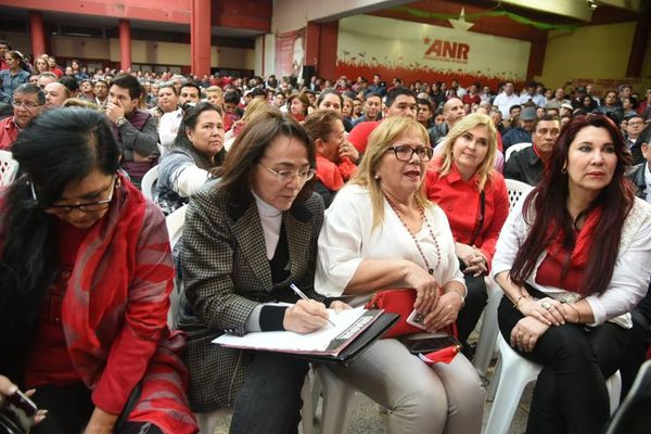 Seccionaleros salen a las calles a defender a Mario Abdo Benítez