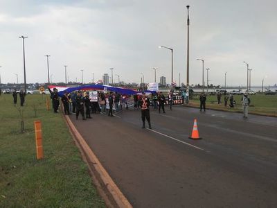 Cierran puente en Encarnación y exigen juicio político - Nacionales - ABC Color