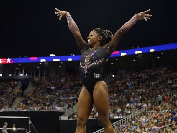 El increíble salto mortal doble con triple voltereta de Simone Biles