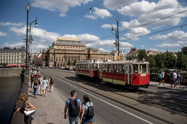 El 41, un tranvía de viejos vagones resucita tiempos históricos en Praga - Cultura - ABC Color