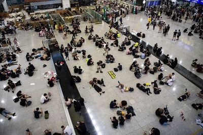 Manifestación en el aeropuerto de Hong Kong provoca cancelación de todos los vuelos - Mundo - ABC Color