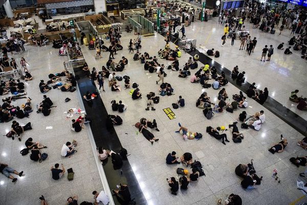 Manifestación en el aeropuerto de Hong Kong provoca cancelación de todos los vuelos - Mundo - ABC Color