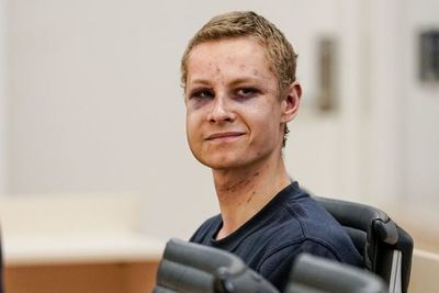 Golpeado pero sonriente, agresor en mezquita de Noruega queda en detención provisoria - Mundo - ABC Color