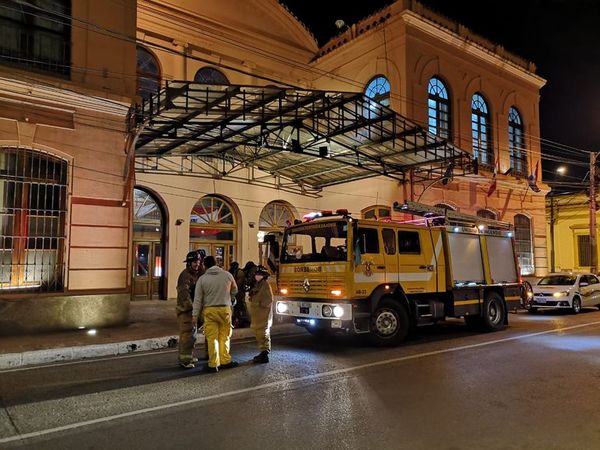 Bomberos recomiendan inspección especializada en teatro evacuado por gas tóxico - Nacionales - ABC Color