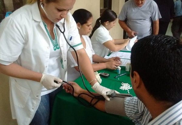 Instan a controlar regularmente presión arterial