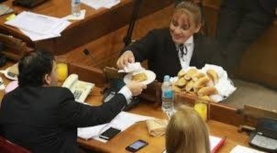 HOY / Tan solo cortando bocaditos y papelería inútil Estado ahorra US$ 10 millones, afirman