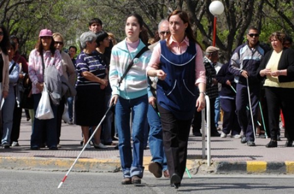 Personas con discapacidad visual y acompañante no pagan pasaje