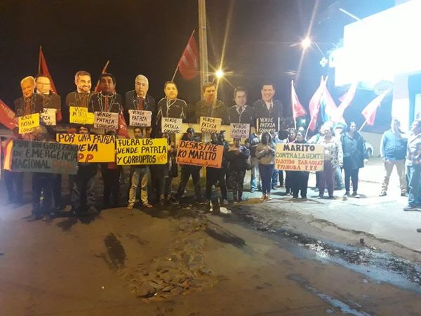 Manifestaciones en simultáneo contra el acto entreguista - Nacionales - ABC Color