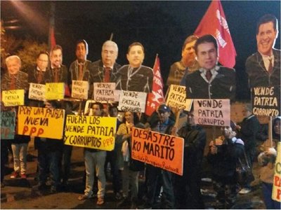 Paraguay Pyahurã escracha a Mario Abdo Benítez frente a su vivienda