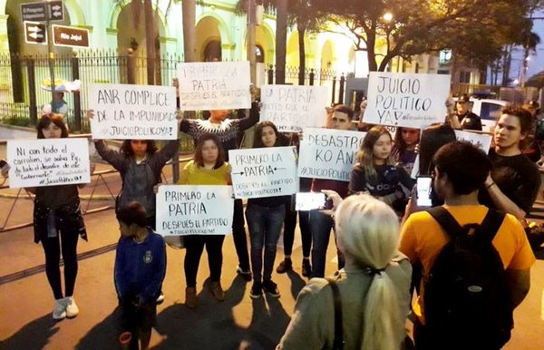 Alumnos de la Facultad de Ciencias Sociales de la UNA van a paro contra el Gobierno - Nacionales - ABC Color