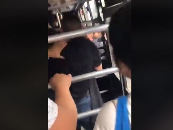 Robó en pleno micro y los pasajeros casi lo linchan