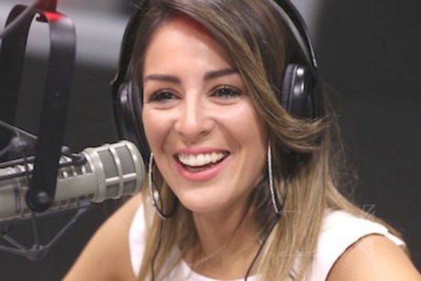 A María E. le parece valle el karaoke