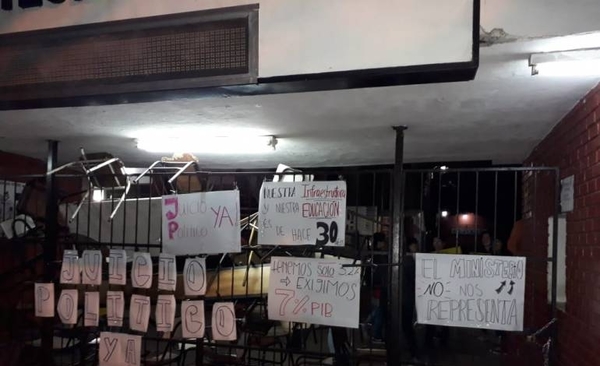 HOY / Estudiantes toman colegio y piden juicio político