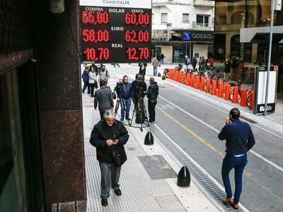 Mercados en Argentina se hunden tras la debacle electoral de Macri