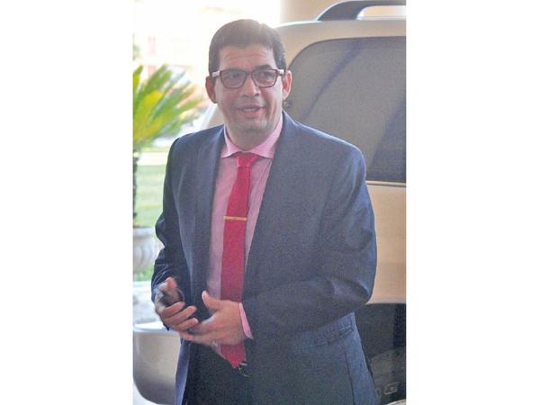 Cuestionamientos rodean a Velázquez desde hace lustros