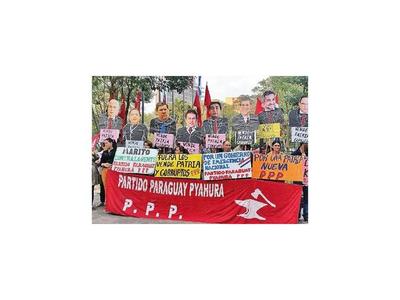 Paraguay Pyahurã expone una galería de “vendepatrias” y escrachan a Marito