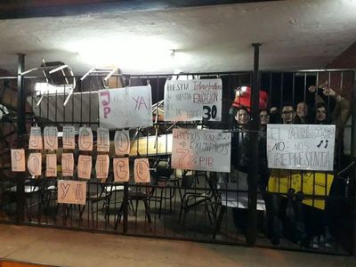 Estudiantes piden juicio político y toman colegios