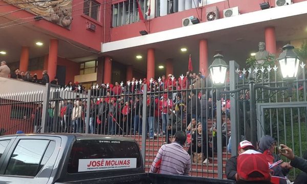 Grupos a favor y en contra el juicio político, en innecesario clima de tensión, y la oposición busca víctimas