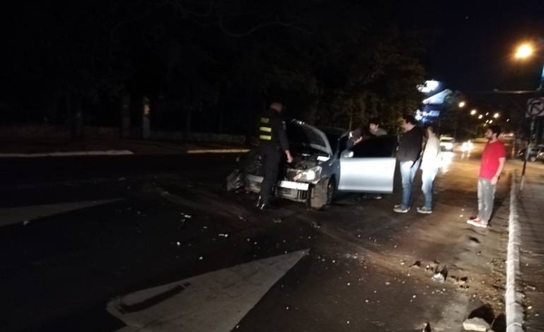 HOY / Conductor de Uber perdió el control y chocó contra una columna