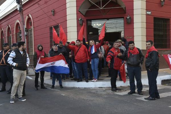 Colorados cierran calles y generan caos en el microcentro - Nacionales - ABC Color