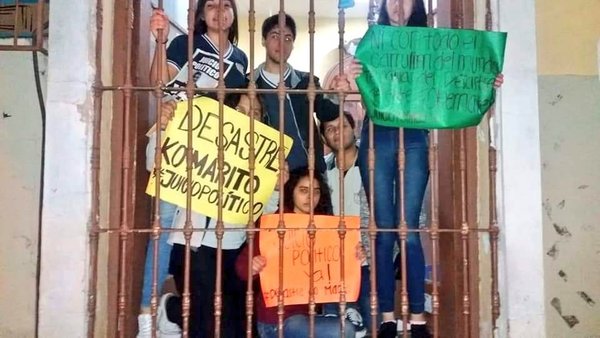 Secundarios toman colegios exigiendo juicio político y mayor inversión en educación - ADN Paraguayo