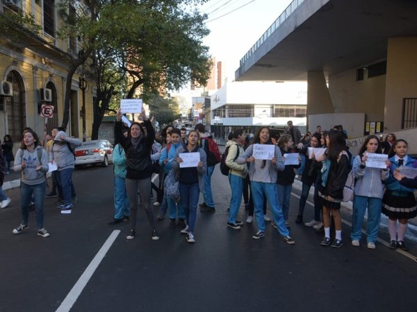 Fenaes insta a estudiantes a movilizarse por crisis de Itaipú