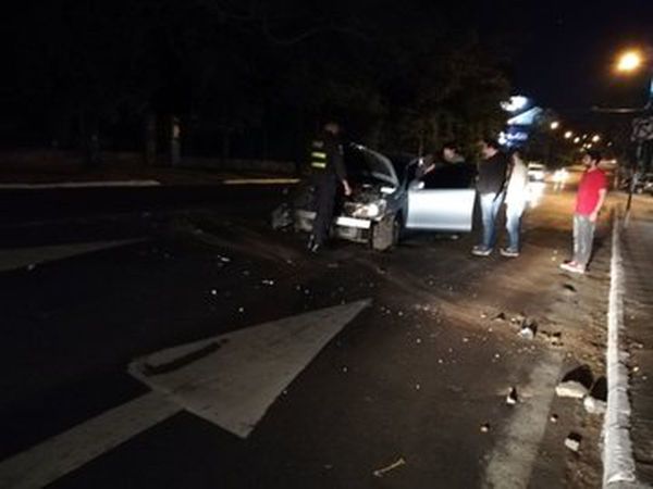 Conductor de Uber perdió el control y chocó contra una columna