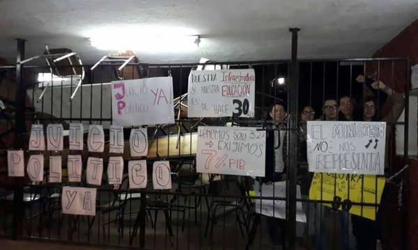 Estudiantes toman colegios y exigen juicio político para Abdo y Velázquez