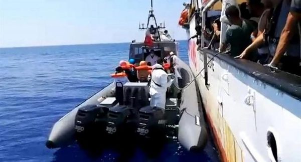 Más de 500 migrantes permanecen bloqueados en el mar por los puertos cerrados | .::Agencia IP::.