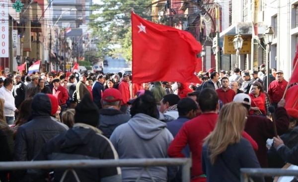 HOY / Añetete y funcionarios marchan a favor de Abdo: "¿No cobraron por eso no gritan?"