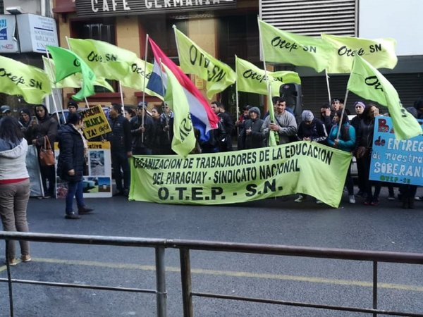 Docentes cuestionan falta de solución a los problemas de la educación