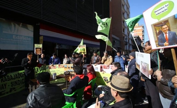 HOY / Gremio de docentes se manifiesta frente al MEC y "aplaza" gestión de ministro Petta