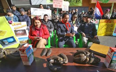 Docentes protestan contra crisis educativa frente al MEC